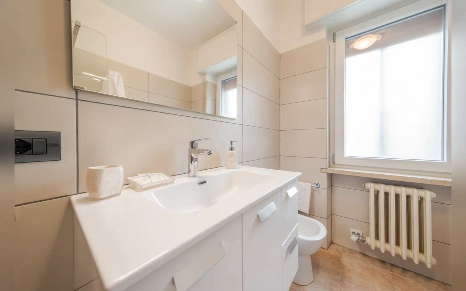 Camera con bagno privato — Appartamento Adige Lazise, Lazise (foto 25)